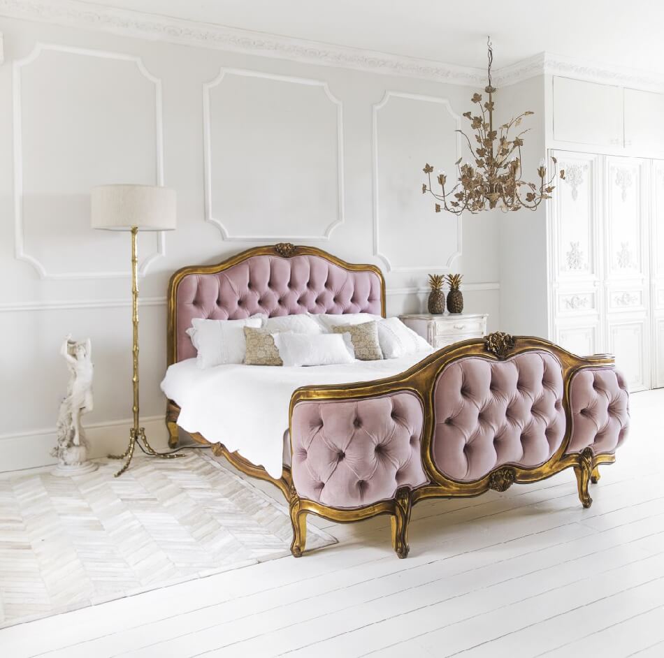фіолетова спальня в класичному стилі